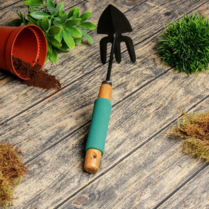 Double hand hoe gardening tool