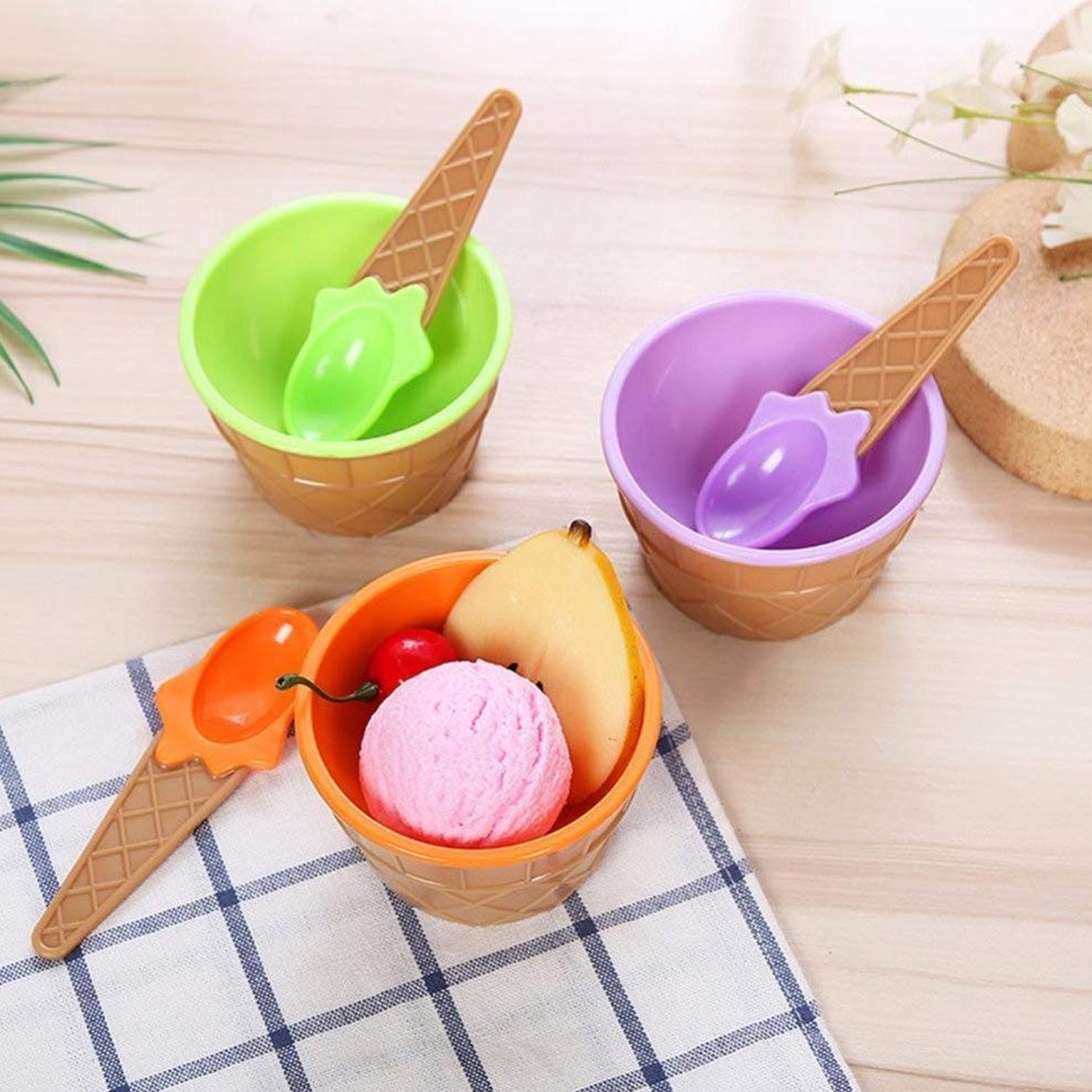 Ice cream bowls and spoons set