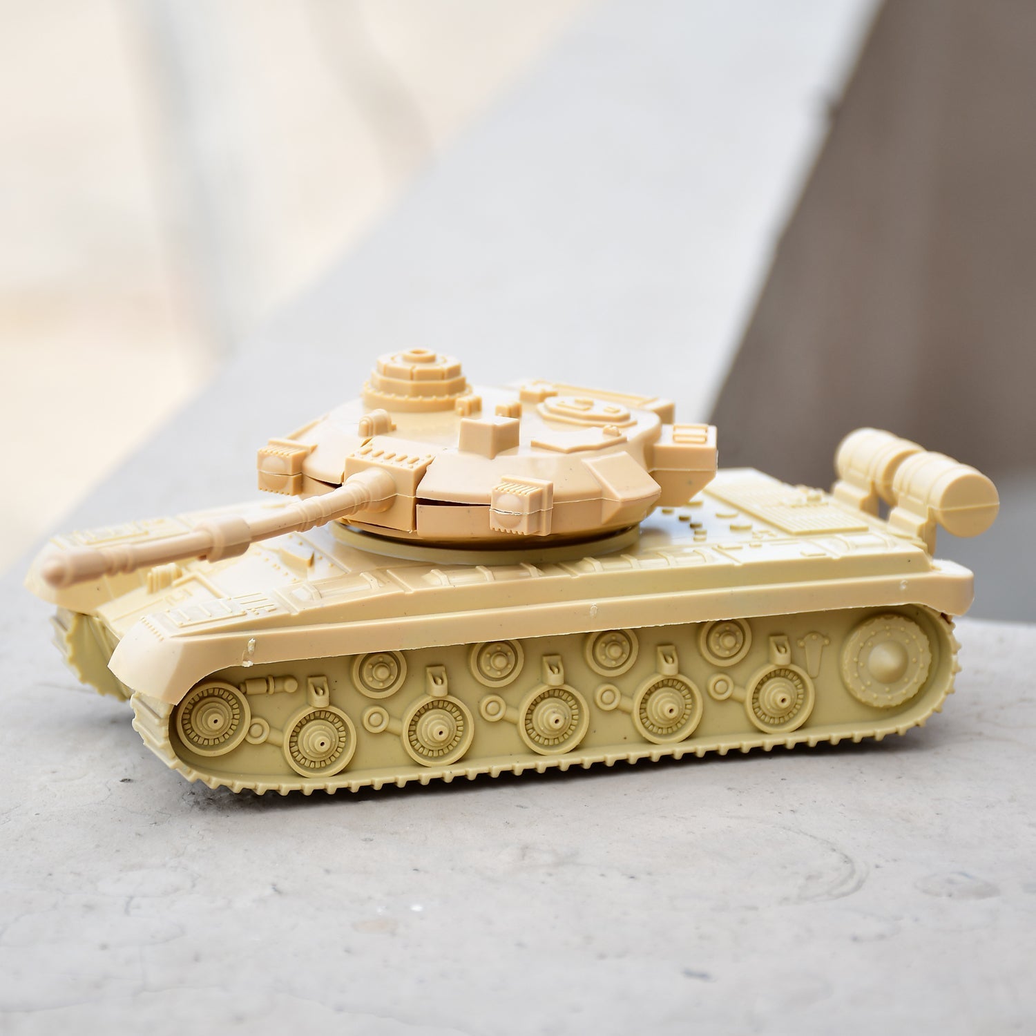 Pull back army tank toy, green and detailed, for kids