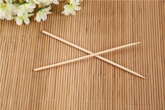 Bamboo BBQ skewers for camping and barbecue, 20 cm size.