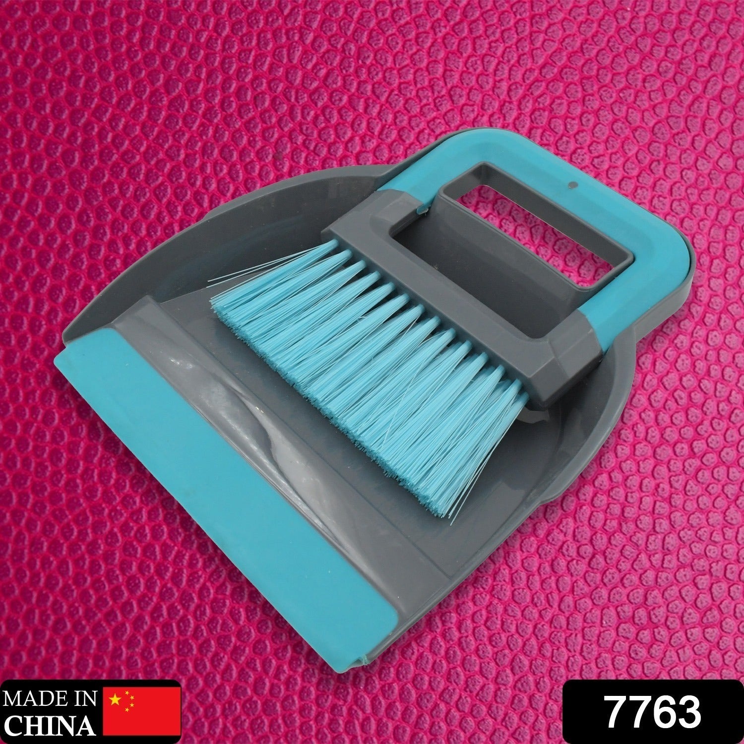 Desktop broom and dustpan set for cleaning