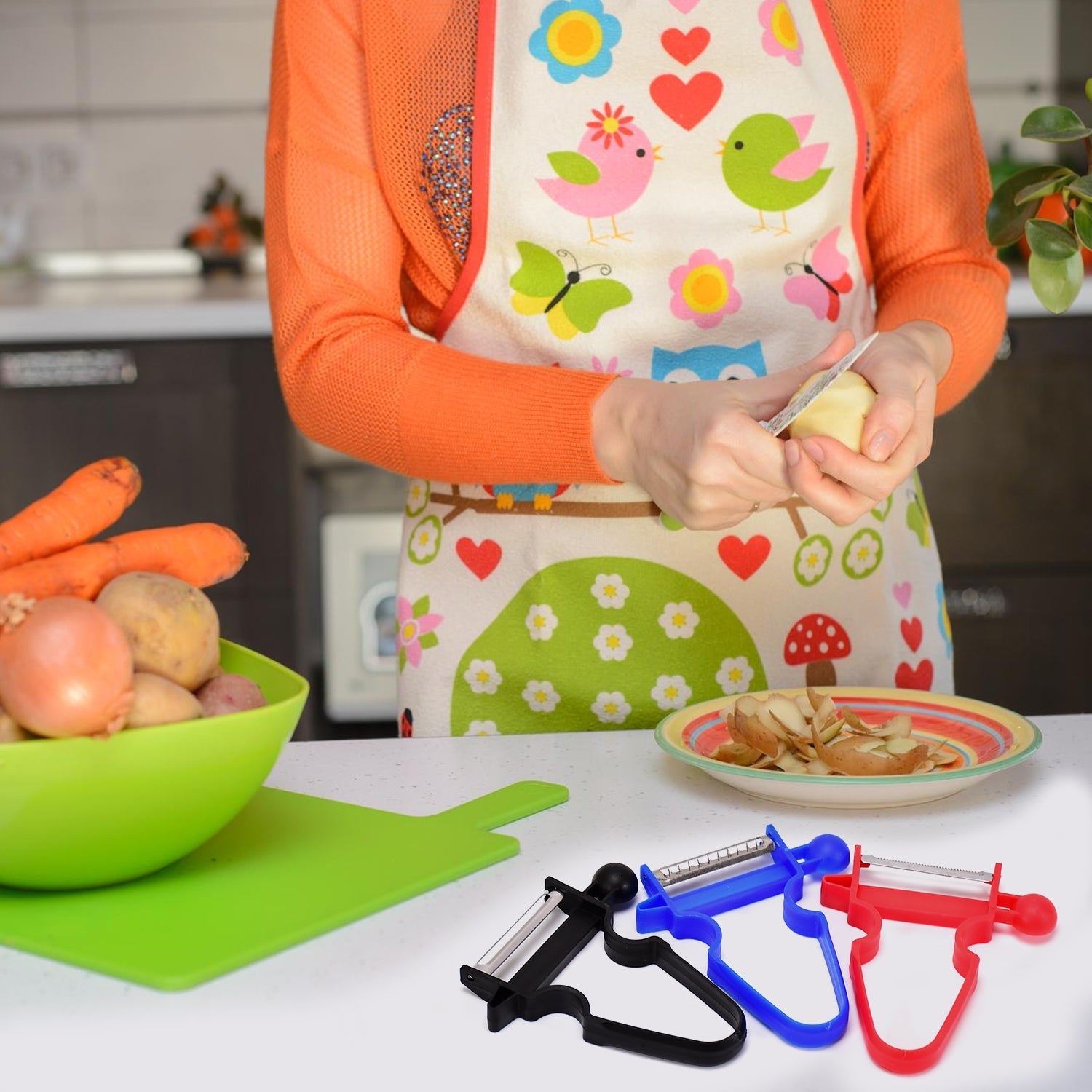 Set of 3 ergonomic vegetable peelers with sharp blades.