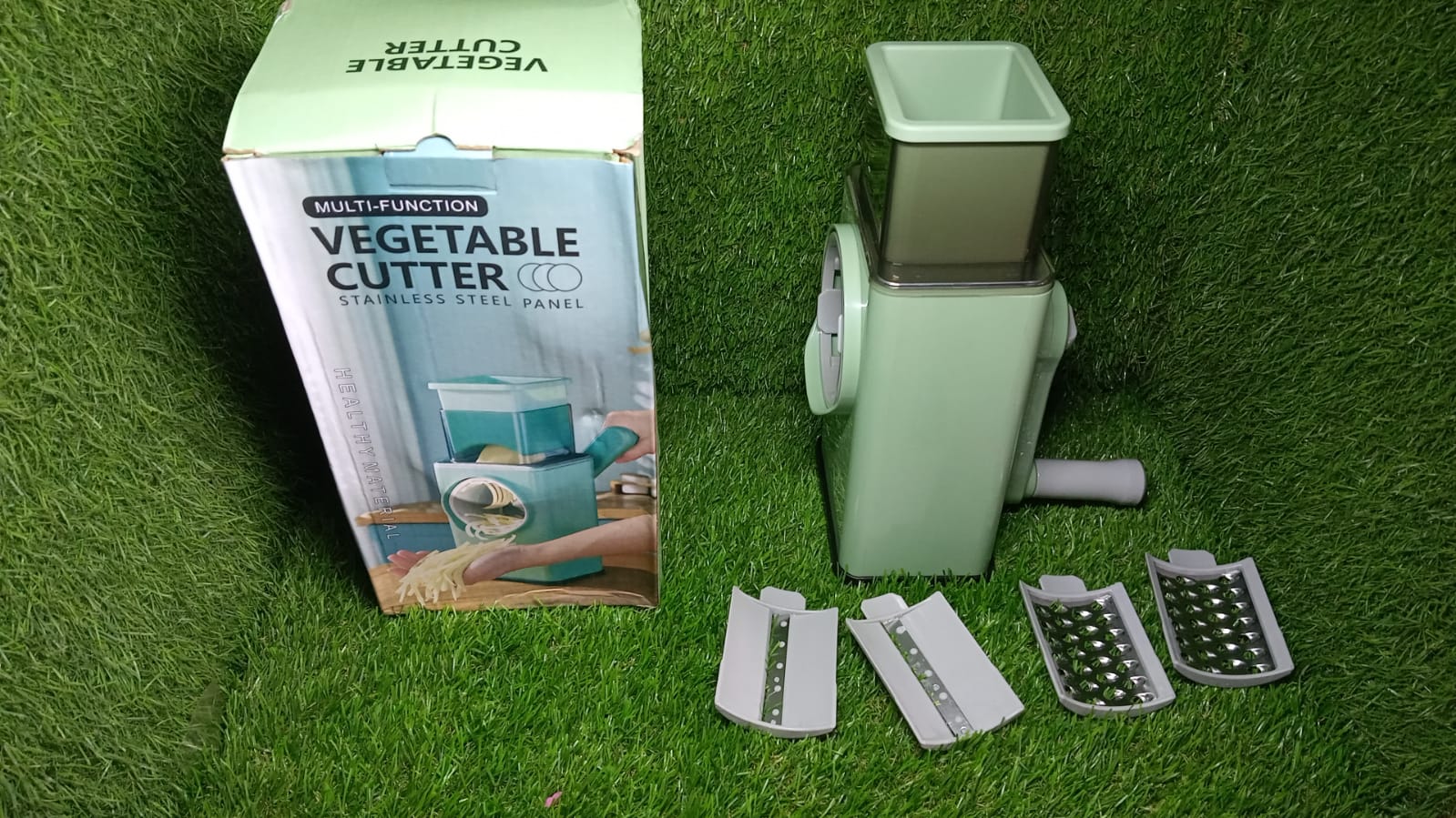 Round mandolin slicer with easy-to-use suction base