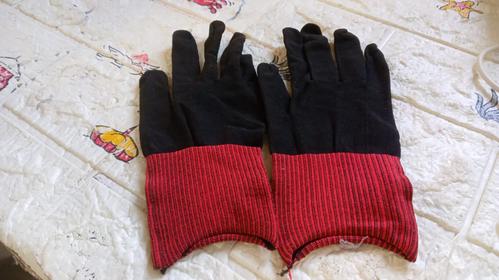 Comfortable cut-resistant gloves for various tasks